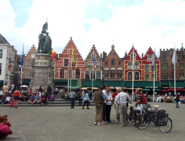 Tämä näkymä on useimmiten Bruggen edustuskuvissa. Värikkäitä hollantilaistyylisiä taloja vanhalla aukiolla. 