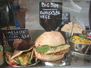 Kasvisburgeri Brysselin Place van Meenen -torilla. Pyysin sen ilman juustosiivua. Se näytti hyvältä, mutta maku ei ollut kummoinen. 