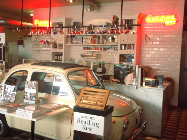 Cook & Book on kahvilan ja kirjakaupan yhdistelmä. 