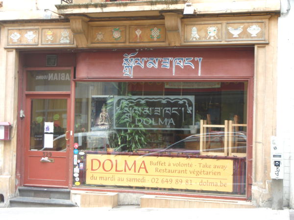 Kävelin Dolma-kasvisravintolan ohi, siellä on kuulemma hyvää ruokaa. 
