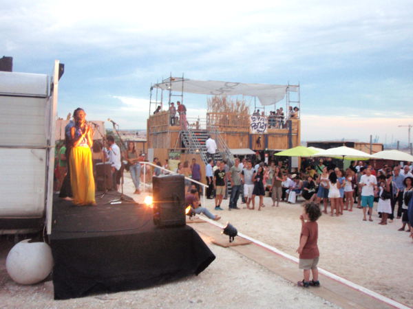 Esiintymislava, kulttuuri oli leirin perustekijä. 