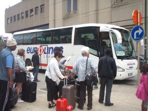 Eurolinesin busseihin ei taideta myydä paikkalippuja, joten niihin jonotetaan hieman hermostuneesti. 