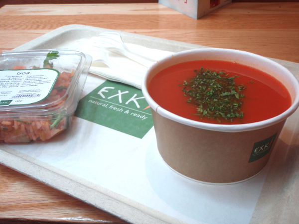 Exki on belgialainen pikaruoka/kahvilaketju, jonka tarjona oli vegaanin kannalta ihan ok. Tässä maistoin Goa-salaattia (hyvää, mutta aika suolaista) ja tomaattikeittoa, joka oli aika mautonta. 