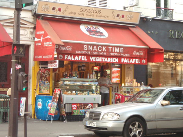 Maailmalta saa falafelia. Tämä kioski oli Montmartrella.