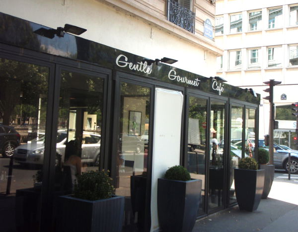 Gentle Gourmet Cafessa oli kadulle työntyvä lisäosa, josta oli hyvä katsella ohikulkijoita.