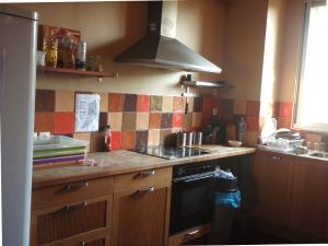 Hostellin kivassa keittiössä oli hostellien perusongelmat, eli jotkut ääliöt eivät pese tiskejään, vaan jättävät ne lavuaariin. 