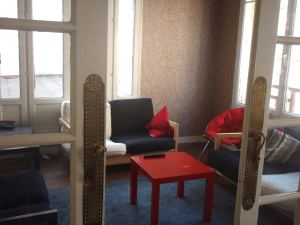 Justabed-hostellin olohuone, jossa en viettänyt aikaa enempää kuin mitä kesti todeta, ettei netti taaskaan toiminut. 