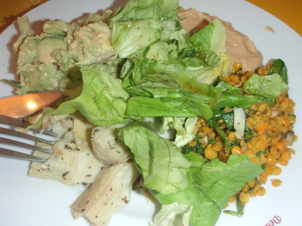 Annokseni järjestötalon ravintolassa. Vitriinistä sai valita salaatin rinnalle neljää ruokaa, valitsin artisokat, rouhean guacamolen, hummuksen ja hyvin maustetun linssisalaatin. 