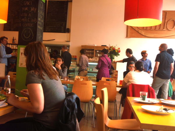 Ympäristöjärjestöjen järjestötalon ruokala. 