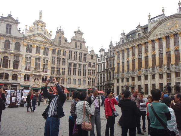 Turisteja Grand Placella. 