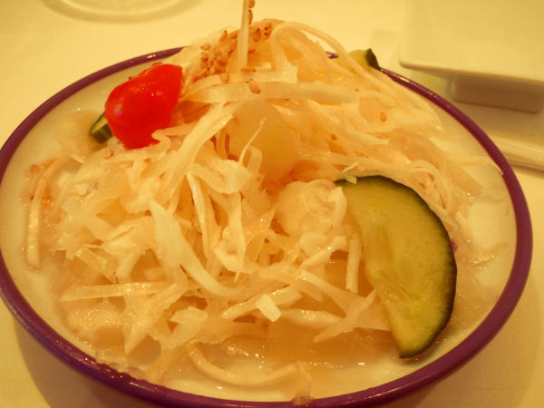 Pidän yleensä aina aasialaisista kaalisalaateista, jotka ovat jännästi hieman etikkaisia (?) ja öljyisiä. En  ole ihan saanut selville, miten ne on maustettu. Japanilaisessa versio oli aika samanlaista kuin mitä olen saanut muissa aasialaisissa ravintoloissa. 