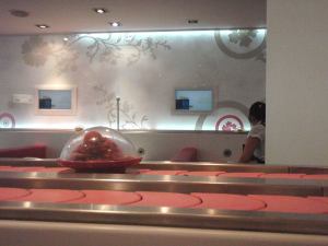 Kävin japanilaisessa kaiten-sushi ravintolassa ja otin hihnalta merileväsalaattiannoksia.