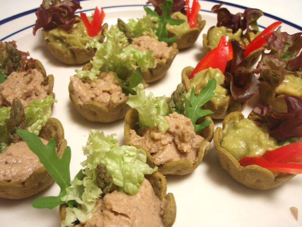 Ostin lähikaupasta (Delhaize) Brysselistä kasviskupposia keksihyllystä ja täytin niitä guacamollella ja babaganoush-munakoisotahnalla, joita myytiin samassa kaupassa. Silleen saa nopeasti melko näyttäviä cocktail-ruokia, kun hieman yrittää koristella. 