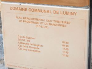 Kävelyajat merkittynä lähellä bussipysäkkiä. 