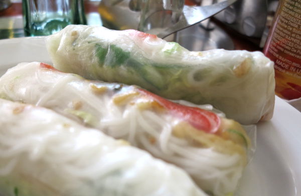 Kesärullia, jotka menussa kulkivat kevätrullien nimellä. Ne oli rullattu tosi löysiksi ja sisältö ei ollut sellaista aromaattista, mitä pitäisi. Korianteria oli onneksi, mutta ei oikein muita makuja riisinuudeleiden ja vihannesten lisäksi. 