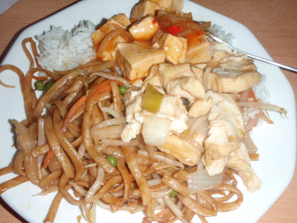 Etsin etukäteen tiedon löytyykö Belgian De Haanin rantakaupungista kiinalaista ravintolaa. Sieltä ostettiin annoksia mukaan, tässä muutamaa eri ruokaa, kuten kasvisnuudeleita ja paria ei tofuruokaa. 