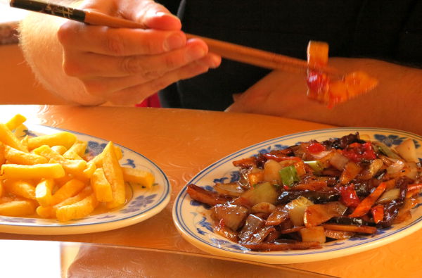 Jos ruokalista sen kattaa, niin voihan kiinalaisessa ravintolassa tilata ranskiksiakin oheen, mutta ehkä ruoka menisi riisin kanssa kivemmin...