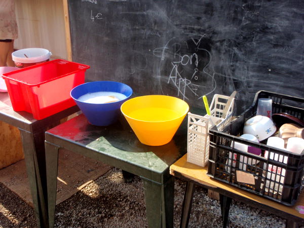 Leireiltä tuttu tiskipiste: ensin esihuuhtelu, sitten kuuma pesuvesi ja huuhteluvesi. 