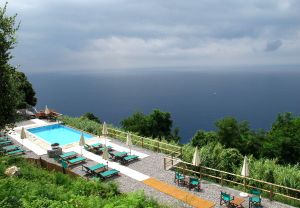 Joku luksuksempi majoituspaikka Levantossa ylhäällä, matkan varrella Monterossoon. 