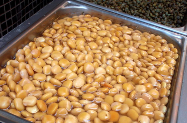 Lupiineja. Nämä keltaiset ovat proteiinipitoisia lupiinin siemeniä, joita käytetään ruoassa Välimeren alueella. Ne ovat ihan eri lajiketta, kuin Suomessa teiden vierellä kasvavat lupiinit, jotka ovat tietääkseni hieman myrkyllisiä. Suomessa on ainakin joskus myyty saksalaisvalmisteista lupiinista tehtyä tofua. Tässä taitaa olla taas yksi proteiinikasvi, joka kasvaisi Suomenkin leveyksillä. Maku on hyvä ja mieto, koostumus rapsahtava.