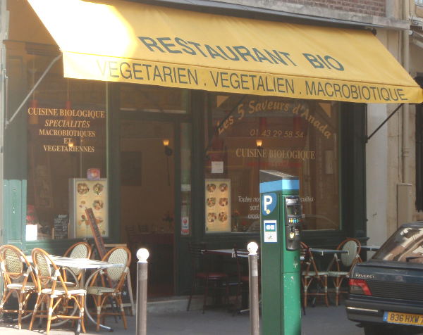 Rue Mouffetardilta keskustaan päin kävellessä löysin sattumalta makrobioottisen kasvisravintolan.