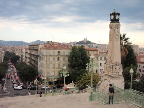 Näkymät korkealta Marseillen rautatieasemalta. Kaukana kukkulalla näkyy Marseillen Notre Dame.