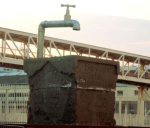 Marseille-saippua oli saanut patsaan Marseillen sataman luo.