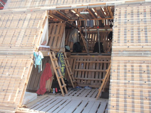 Kurkistus majoitusmökin sisustaan. 