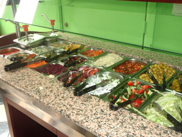 Mr Falafelissa tiskillä saadaan mukavan ohut pitatasku, jossa on falafel-pyöryköitä ja salaattibuffasta voi lisätä pitan sisälle kaikkea hyvää. Konseptin on siis sama kuin Maoz Vegetarian -ketjullakin. 