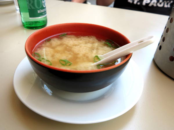 Misokeitto tuli sushiaterioiden alkupalana. 