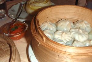 Tiibetiläiset momot Malakoffissa Boulevard Garbriel Perin nepalilais-tiibetiläisessä olivat mahtavia.