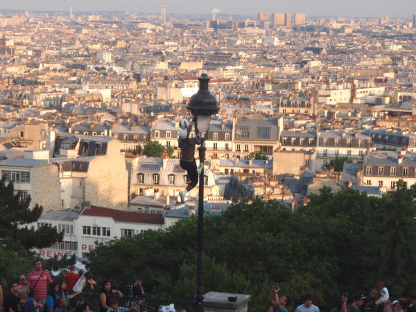 Iya Traoré temppuili jalkapallon kanssa Sacre Coeurilla. 