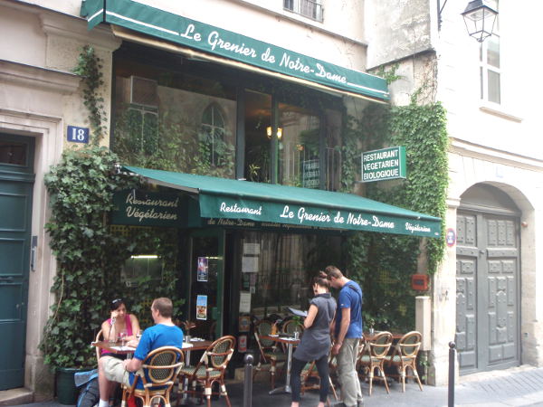 Tämä kasvisravintola löytyi pari korttelia Notre Damelta. Muistelen syöneeni siellä 10 vuotta sitten annoksen, jossa oli avokadosalaattia tarjottuna kupista, jona toimi isot avokadon kuoret.