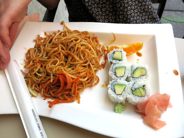 Nuudeleita ja avokadosushia. 