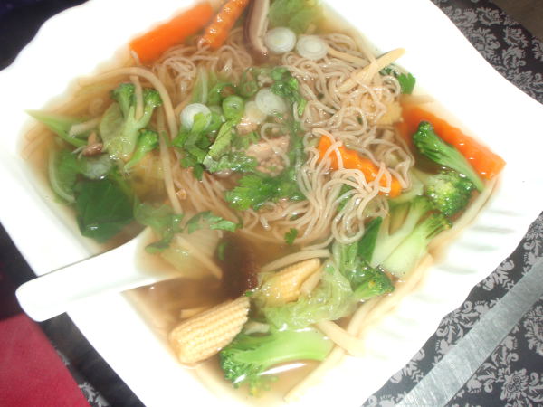 Luulimme tilanneemme paistettuja nuudeleita, mutta sieltä tuli nuudelikeitto, joka oli kuitenkin ihan hyvä ja kevyempi vaihtoehto. 