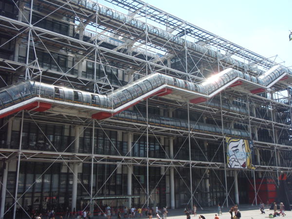 Pompidou-keskukselle tullessani tajusin, mitä inside out -arkkitehtuuri tämän rakennuksen kohdalla tarkoittaa: Putket ja rakenteet ovat rakennuksen seinien ulkopuolella näkyvillä. 