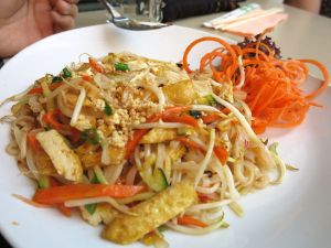 Itävallasta lähtien tuli nautiskeltua aasialaisista antimista. Tässä perusthaimaalainen eli pad thai tofulla tilattuna Wienin Naschmarktilla. 