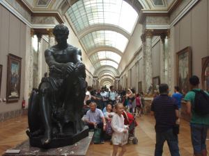 Louvren käytäviä. 