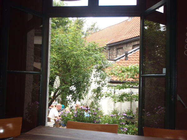 Belgiassa monet ravintolat voivat kadulta näyttää vaatimattomilta, mutta niillä saattaa olla hienot, isot sisäpihat ja sisätilat. 