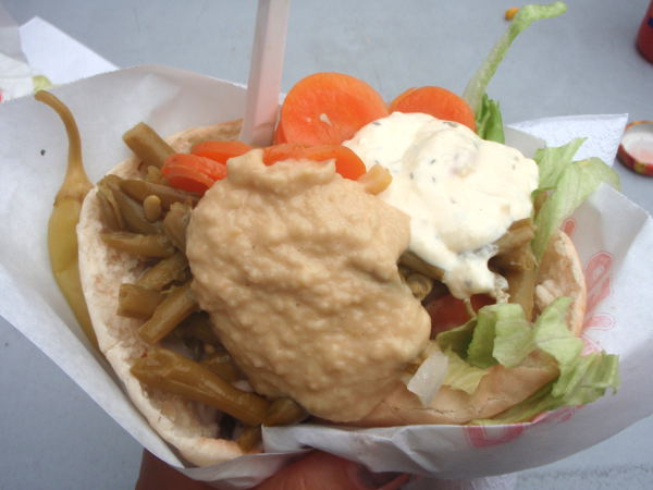 Mr Falafelin pitafalafel, jossa falafel-pyörykät ovat peittyneet vihannesten, hummuksen ja tahini-kastikkeen alle. 