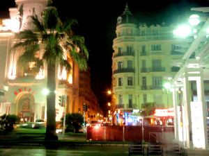 Nizzan rannan tuntumassa oli kasinoita ja hotelleja. 