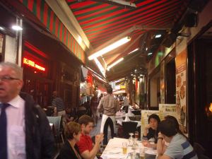 Kun ensimmäisen kerran kävin Brysselin ruokakaduilla, olivat ne mielestäni epämiellyttäviä ja epäilyttäviä sisäänheittäjineen. Matkaopaskirjasta luin, että nämä Brysselin paraatipaikoilla sijaitsevat ravintolat eivät tosiaankaan kuulu maan parhaimmistoon. 