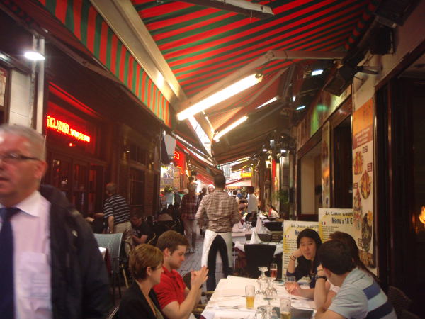 Kun ensimmäisen kerran kävin Brysselin ruokakaduilla, olivat ne mielestäni epämiellyttäviä ja epäilyttäviä sisäänheittäjineen. Matkaopaskirjasta luin, että nämä Brysselin paraatipaikoilla sijaitsevat ravintolat eivät tosiaankaan kuulu maan parhaimmistoon. 