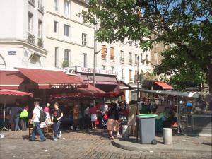 Rue Mouffetardin alkupää vihanneskojuineen.