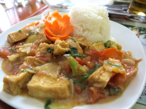 Tämä tofuruoka-annos näyttää ehkä parhaalta näistä ruoista. Makua olisi saanut olla enemmän. 