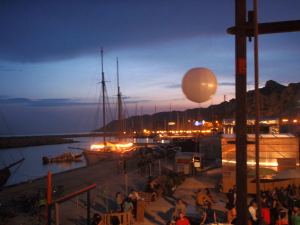 Yleisöä ja takana Estaque marinaa. 