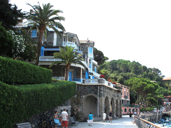 Sininen villa Levanton rantatiellä. 