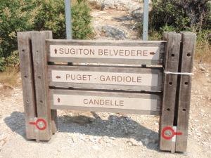 Taisivat olla ainoat kunnon suuntakyltit. Tämä risteyksessä, jossa pystyi valitsemaan oikealle menevän näköalapaikkapolun ja suoraan menevän polun Sugitonille rantaan. 