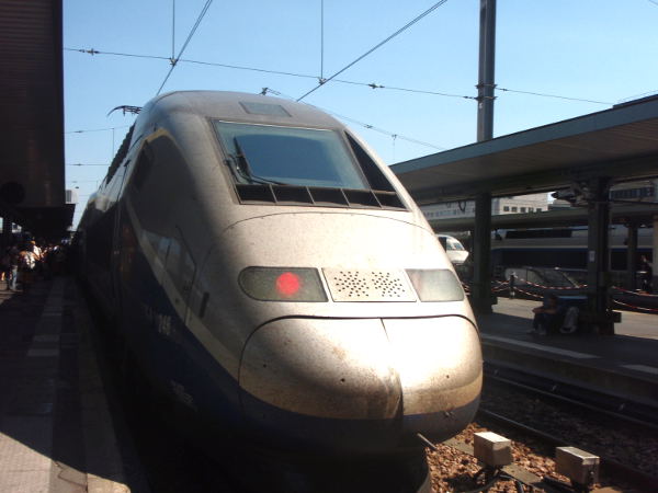 Ranskalaiset TGV-junat ovat nopeita, mutta hintavia, tai Suomen hinnoissa siis. Vaihtoehtoja ei ole helppo löytää. 