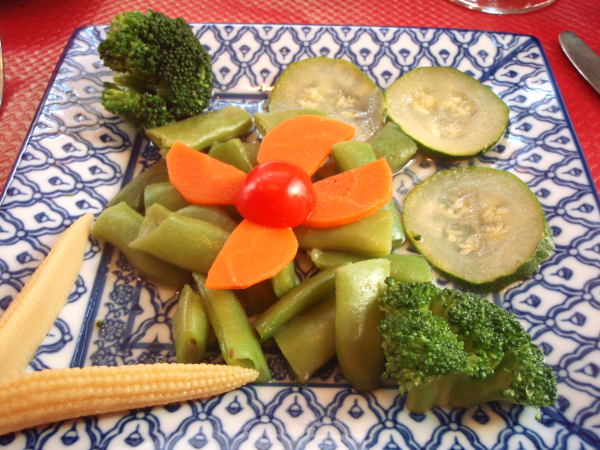 Tämä tiibetiläinen salaatti ei ollut yhtään mitä odotin tilatessani salaattia. Kuvasta on poistettu kananmuna, jota en odottanut näkeväni salaattilautasella. Joskus pitäisi kysyä kaikesta mahdollisesta, vaikka usein aasialaisen ruoan tilaaminen sujuu vaivatta. Tämä olikin ensimmäinen kokonaan tiibetiläiseksi itsensä nimennyt ravintola. 